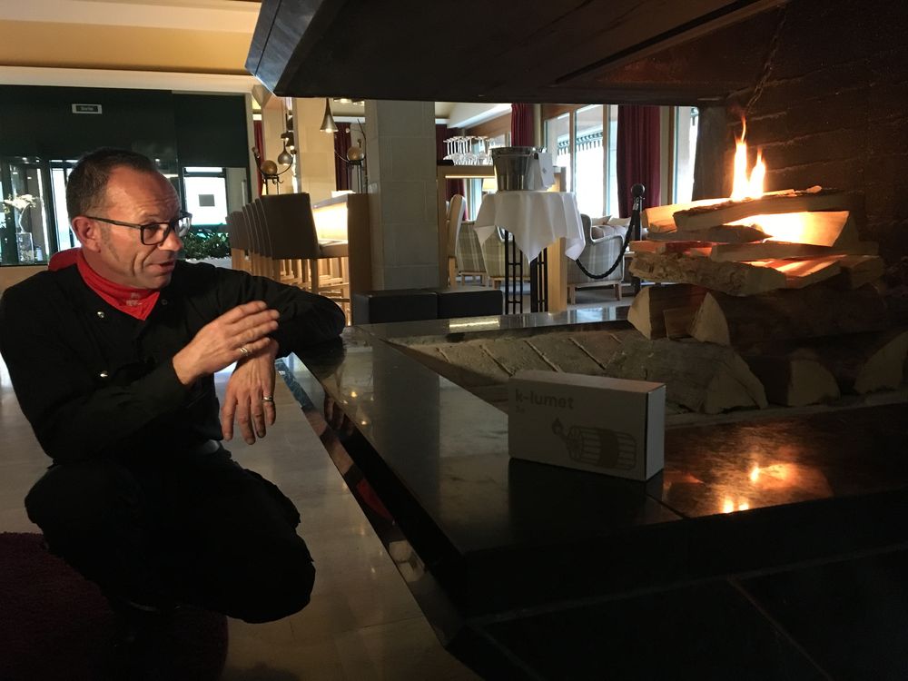 Les ramoneurs valaisans - ici Xavier D'Amico, président de l'association cantonale - distribueront 63'000 allume-feux durant les trois prochains hivers.