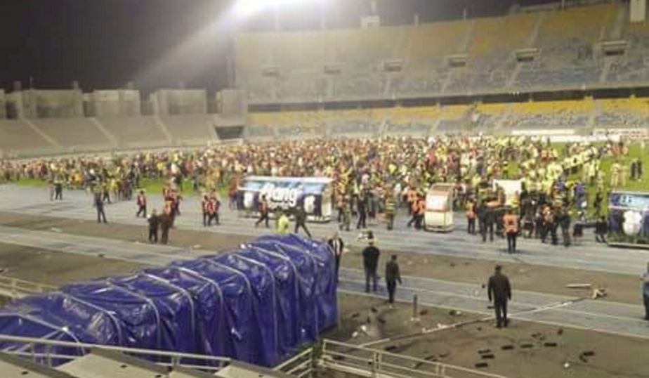 Au coup de sifflet final, des affrontements ont débuté dans le stade entre supporters des deux équipes.