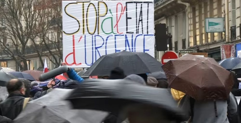 L'état d'urgence en France, acceptée après les attentats de novembre 2015, ne fait plus l'unanimité. Il est même dénoncé par des organisations qui luttent pour les droits humains.
