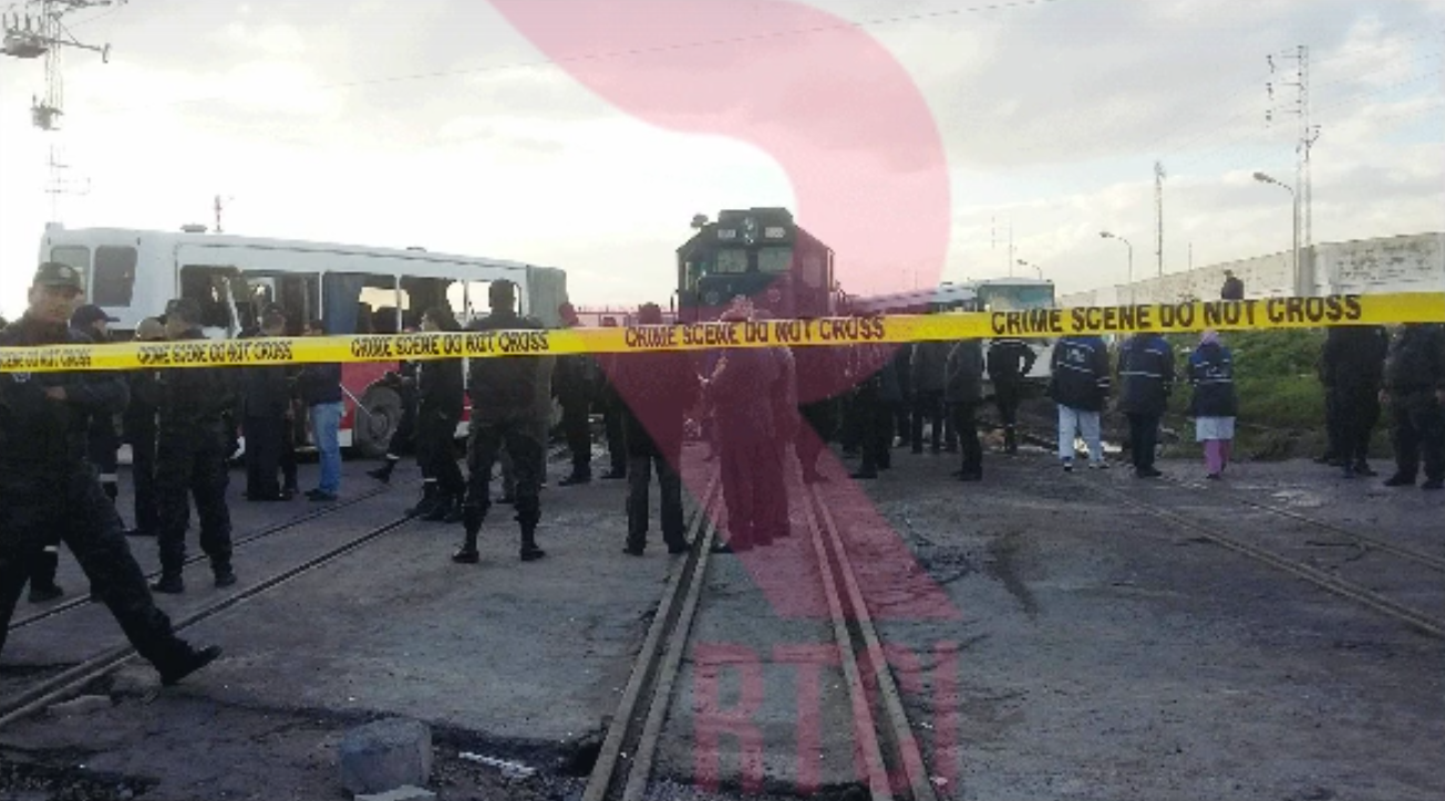 L'autocar appartenant à la société régionale de transport de Nabeul  a été coupé en deux par la violence du choc sur la voie ferrée.