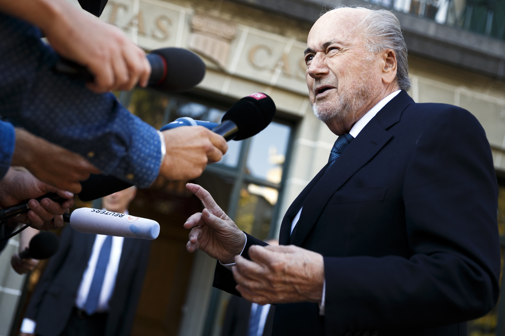 Sepp Blatter déplore le silence de son successeur à ses sollicitations.