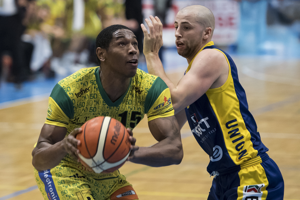 Le Montheysan Markel Humphrey a pris le dessus sur le Neuchâtelois Brian Savoy.