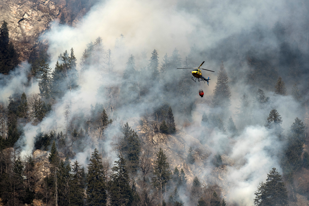 Les feux de forêts sévissent toujours à une distance de 500 mètres des villages de Mesocco et Soazza.