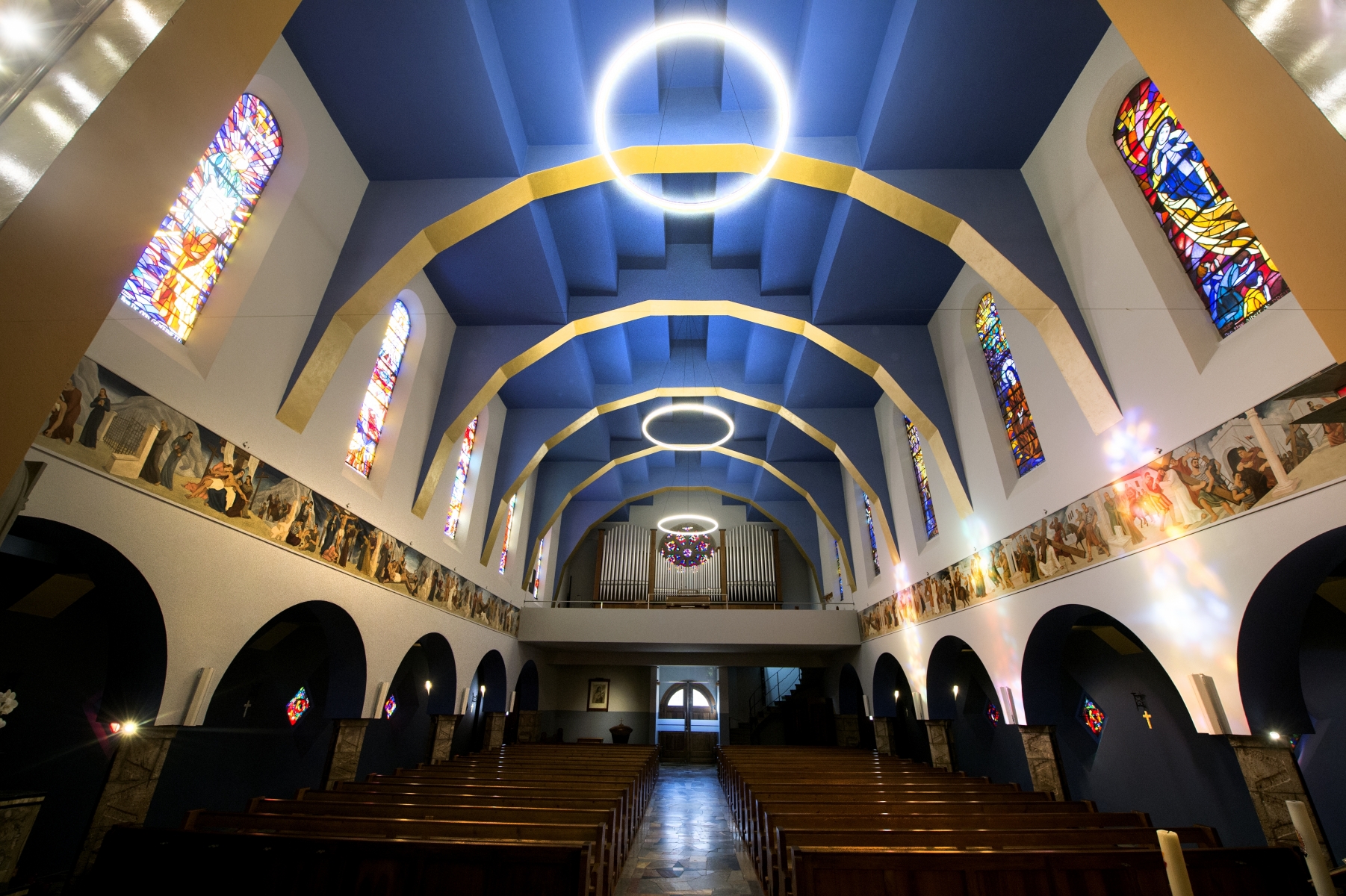 Noës - 28 novembre  2016 - l'église Sainte-Thérèse de Lisieux après la rénovation des peintures et des vitraux . Photo: Sabine Papilloud. NOES5