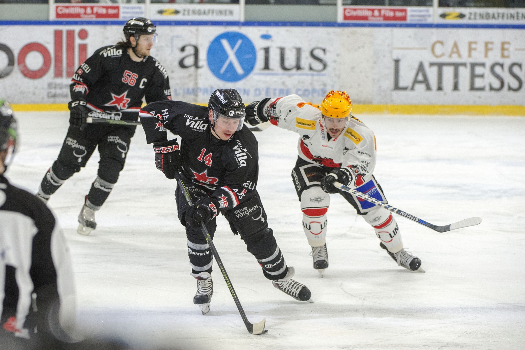 Martigny le, 29 nov.2016 : Le HC Red Ice reçoit le HC Viége.Vitaly Lakhmatov (Red Ice) face a Jon Rheault (Viège).©Sacha Bittel/Le Nouvelliste