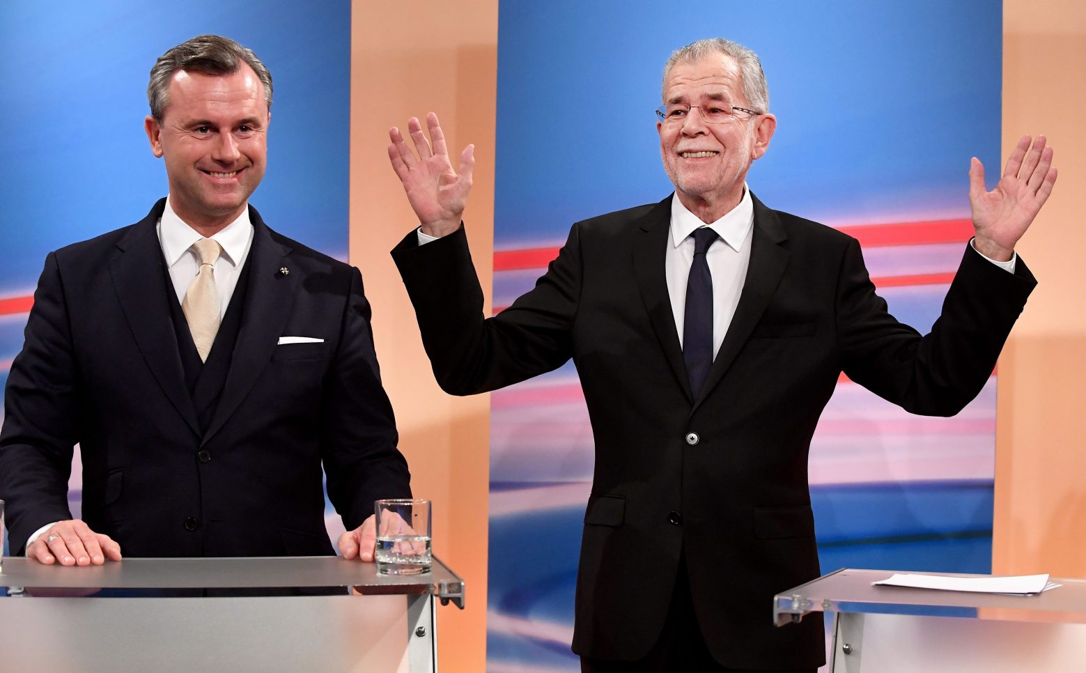 Alexander Van der Bellen, rechts, und Norbert Hofer am Sonntag, 04. Dezember 2016, bei einem TV-Einstieg anlaesslich der Bundespraesidenten Stichwahl-Wiederholung in Wien. (APA/HARALD SCHNEIDER) BP-WAHL:  VAN DER BELLEN / HOFER