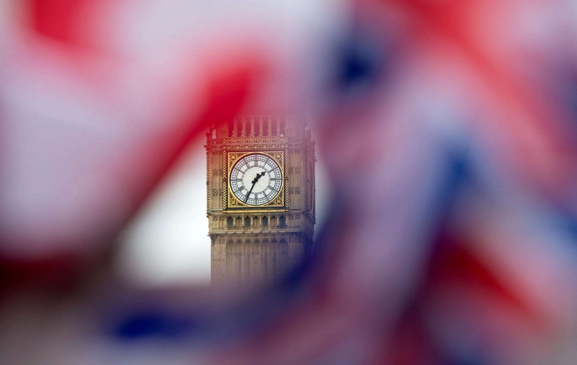 epa05383397 A British Union flag, commonly known as a Union Jack, flies in in front of the landmark Big Ben, in London, Britain, 22 June 2016.  Britons will vote on whether to remain in or leave the EU in a referendum on 23 June 2016.  EPA/HANNAH MCKAY BRITAIN BREXIT REFERENDUM CAMPAIGN
