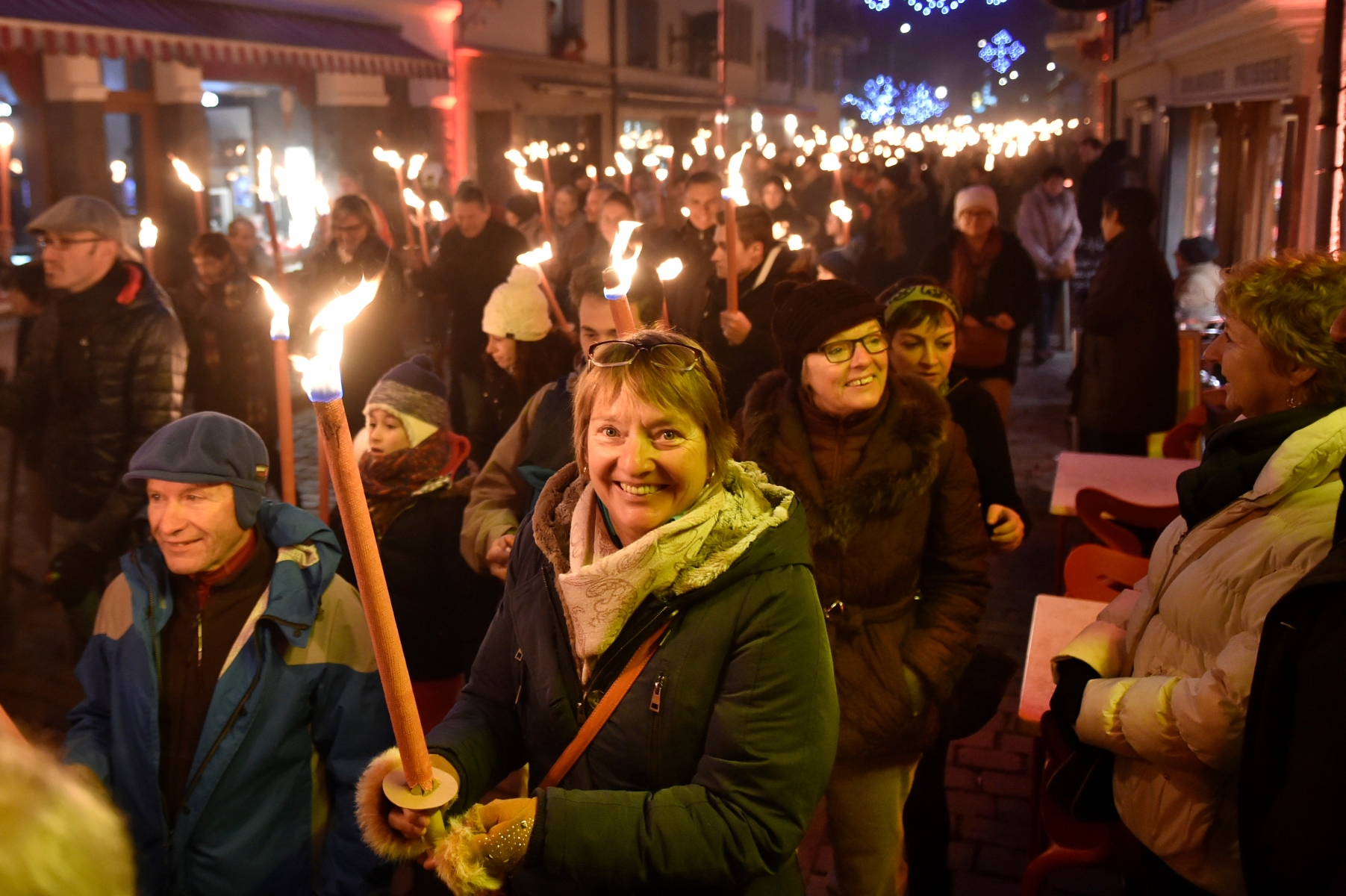 St-Maurice - 8 décembre 2016 - Lumina, Saint-Maurice fête la lumière. Ici, le départ de la marche d'ouverture aux flambeaux dans la Grand-Rue. Déambulation et spectacle "Balade de nuit". (Le Nouvelliste/ Héloïse MARET)