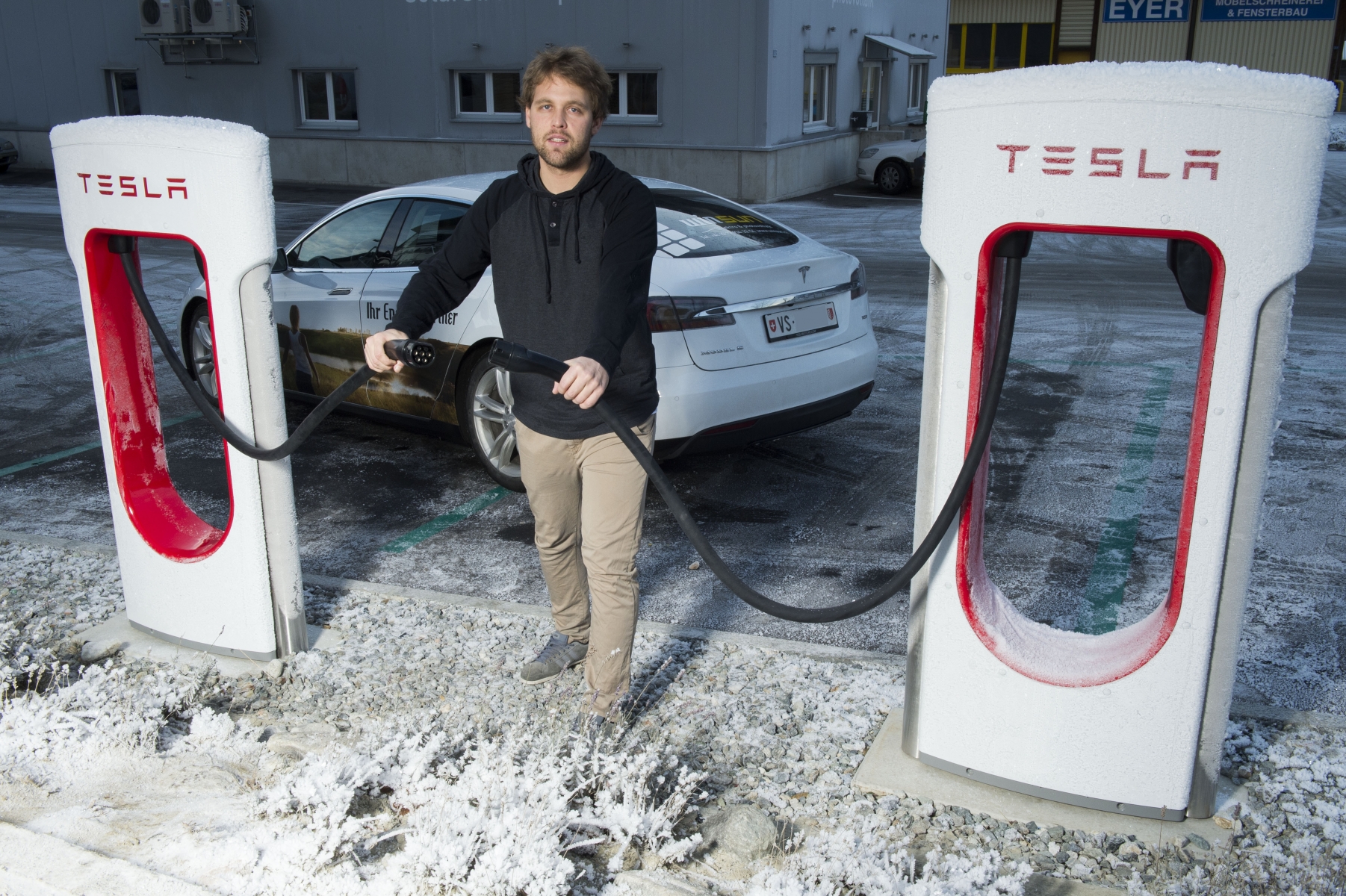 Steg le, 9 déc.2016 : Premier Hub de huit chargeurs TESLA dans le Haut Valais .Beat Ruppen.©Sacha Bittel/Le Nouvelliste