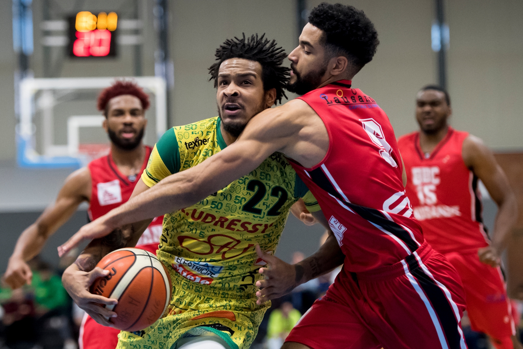 Le joueur valaisan Brandon Young, gauche, lutte pour le ballon avec le joueur vaudois Matthieu Engondo, droite, lors de la rencontre du championnat suisse LNA de basketball, Swiss Basketball League, entre le BBC Monthey et le BBC Lausanne, ce dimanche, 18 decembre 2016, a la salle du Reposieux a Monthey. (KEYSTONE/Jean-Christophe Bott) SCHWEIZ BASKETBALL MONTHEY LAUSANNE