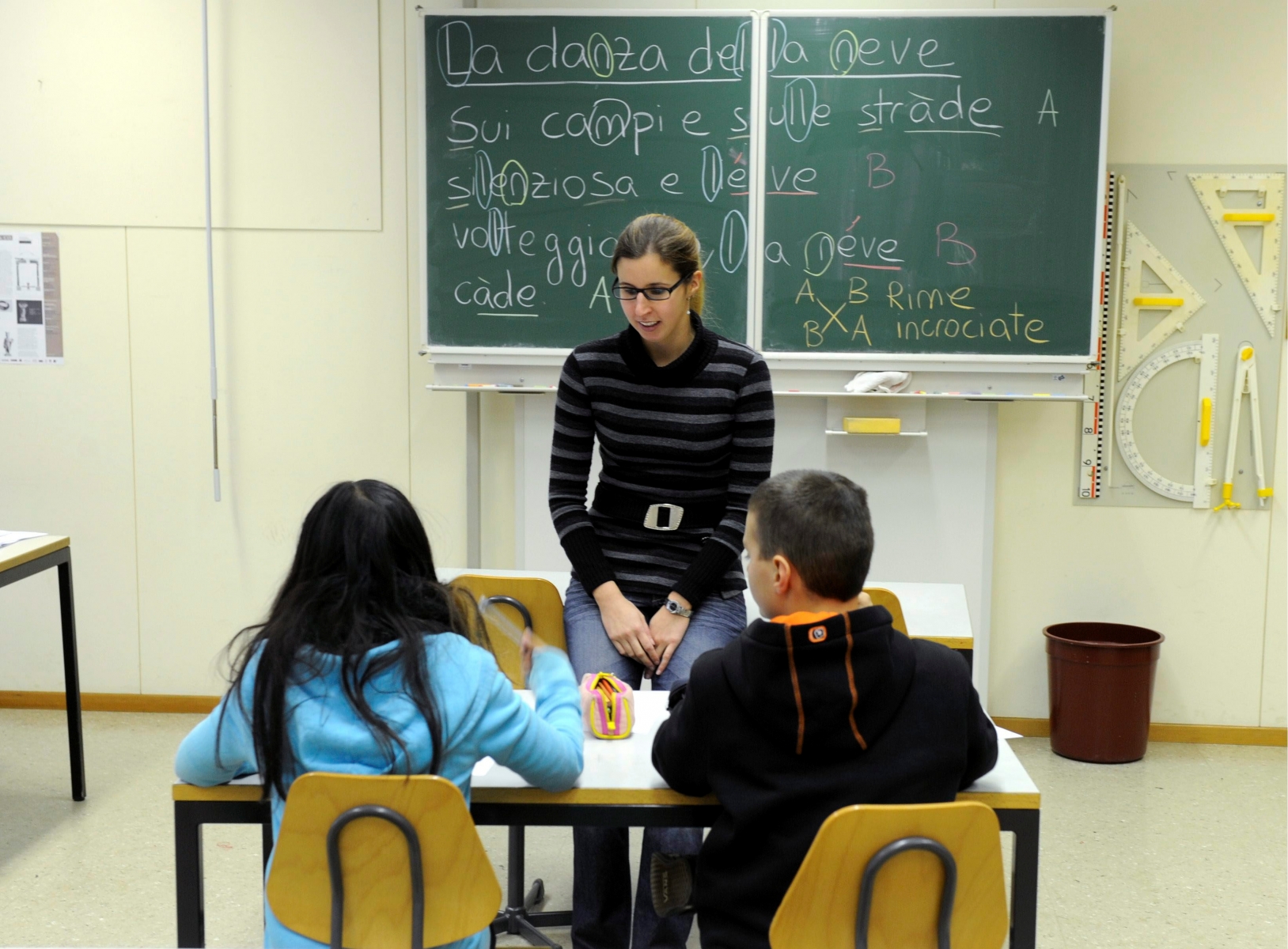 In dieser Primarschulklasse in Barbengo, suedlich von Lugano, kamen am Mittwoch 5. Dezember 2012 aufgrund eines Streiks der Staatsangestellten des Kanton Tessin, nur zwei von 22 Schuelern zum Unterricht. Dieser fand mit einer Ersatzlehrerin statt. (KEYSTONE/Karl Mathis) SCHWEIZ BARBENGO STREIK SCHULE