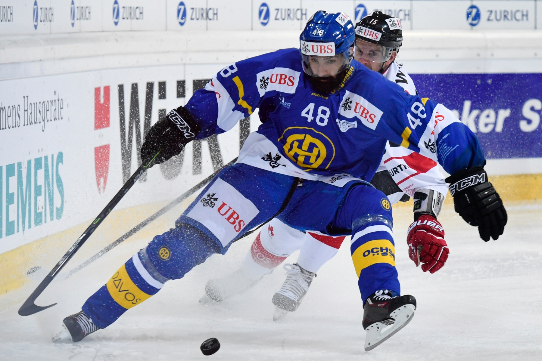 Davos' Daniel Rahimi, left, fights for the puck with Team Canada's Dustin Jeffrey, during the game between HC Davos and Team Canada, at the 90th Spengler Cup ice hockey tournament in Davos, Switzerland, Tuesday, December 27, 2016. (KEYSTONE/Gian Ehrenzeller) EISHOCKEY SPENGLER CUP 2016 DAVOS TEAM CANADA