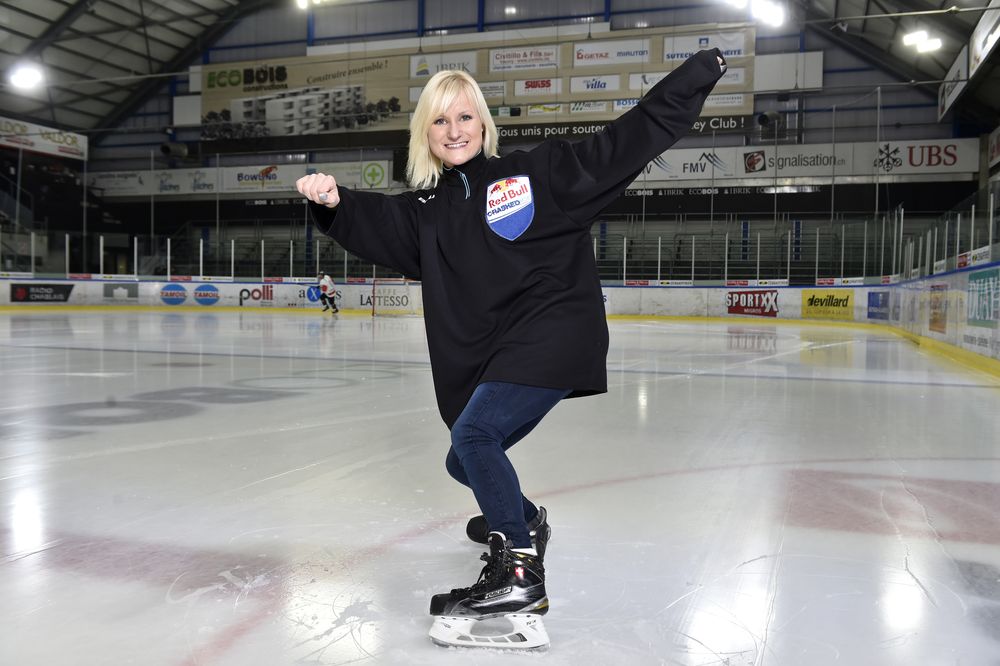Anaïs Morand a troqué ses patins de patinage artistique pour des patins de hockey.