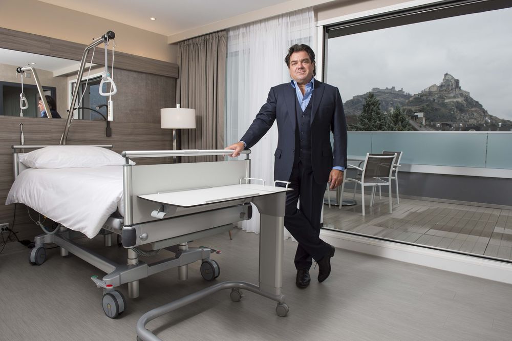 Antoine Hubert, patron de Swiss Medical Network, prend la pose dans une des luxueuses suites de la Clinique de Valère à Sion, propriété du groupe.