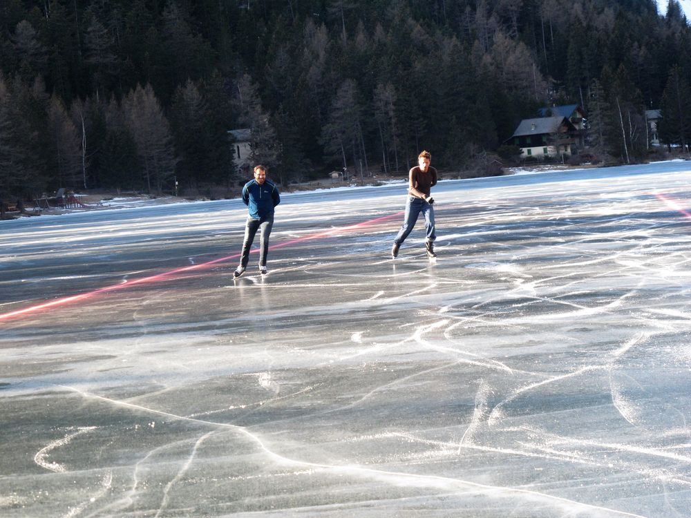 Les patineurs peuvent désormais profiter du magnifique lac gelé de Champex.