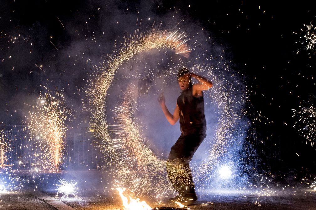 Le spectacle d'Alexandre Ledit composé de figures réalisées avec ses bolas et ses cordes de feu est pour le moins impressionnant.