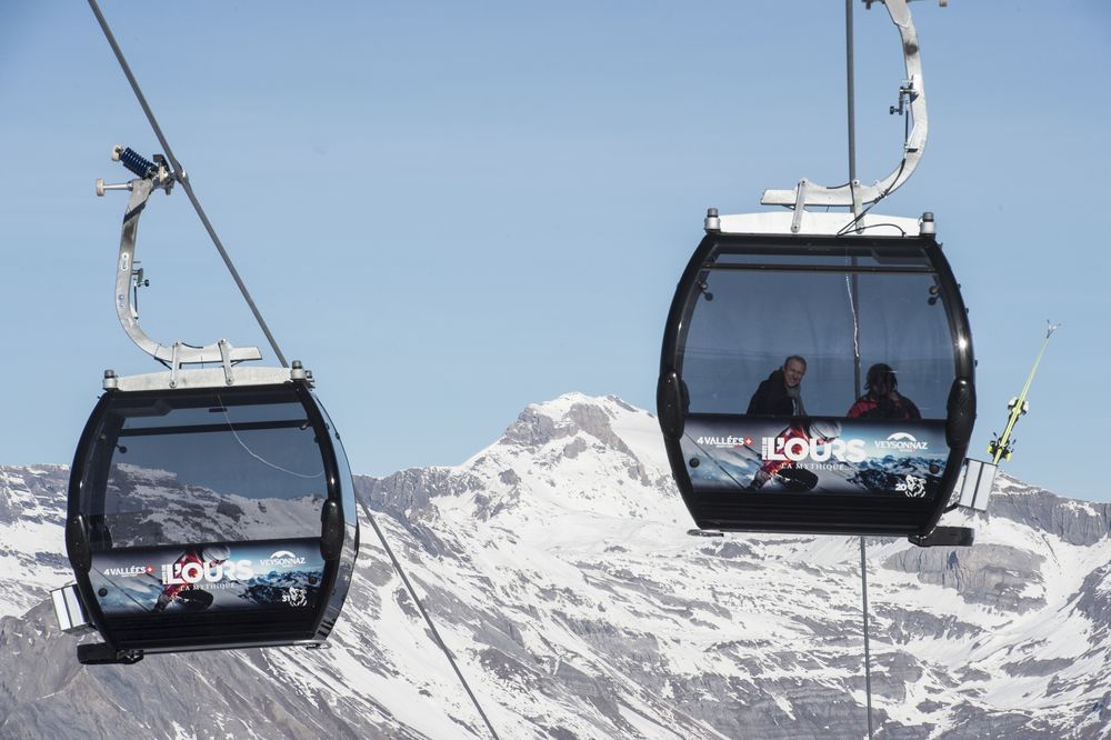 Les premiers skieurs sont montés à bord de la nouvelle télécabine de la Piste de l'Ours. 