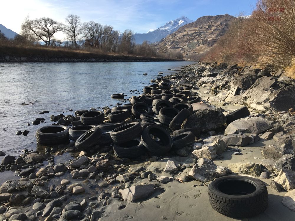 Des pneus jetés dans le Rhône. La décharge sauvage n'est évidemment pas autorisée.