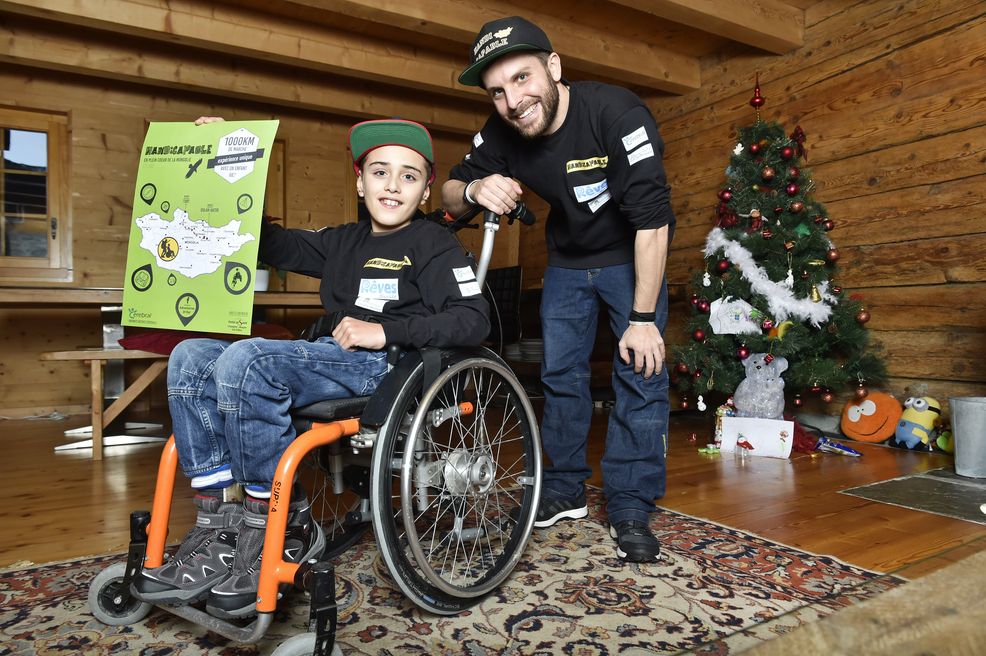 Yoan Willert, enfant IMC, va traverser la Mongolie en chaise roulante poussé par un ami, Raf Cramatte.  