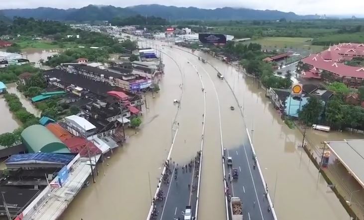 Des routes ont été transformées en rivières, des fermes inondées et plus de 1'500 écoles de la région ont été endommagées.
