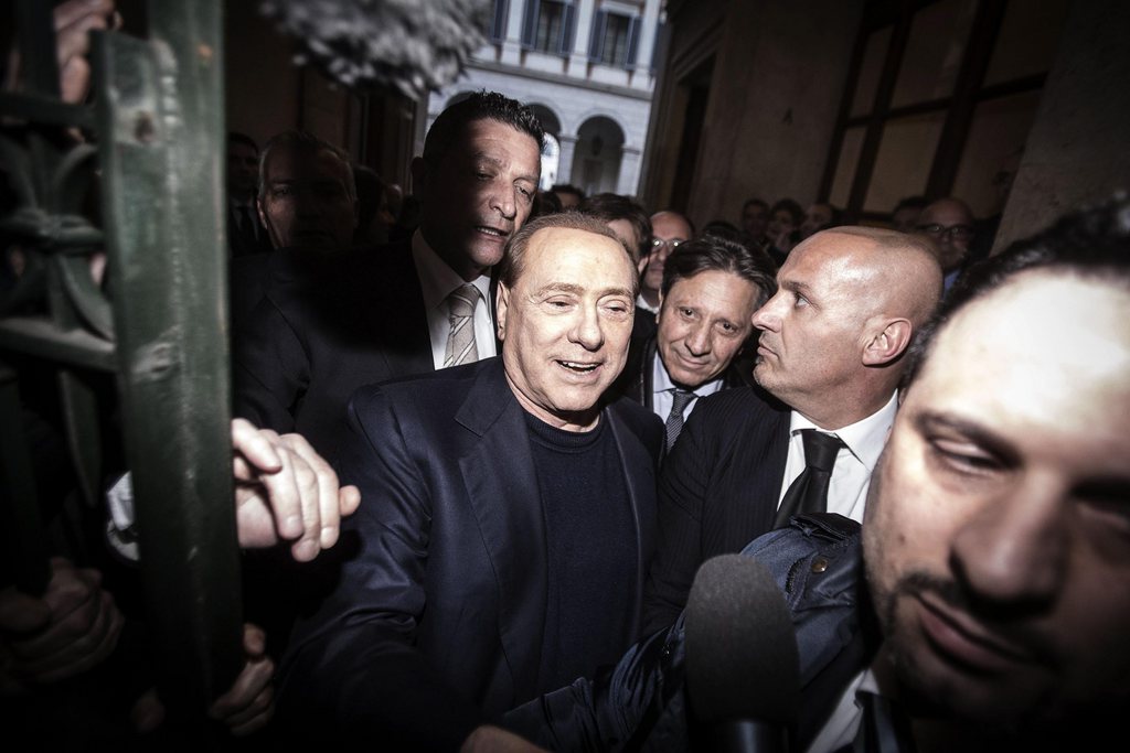 Sivlio Berlusconi aurait acheté des témoins dans l'affaire "Rubygate".