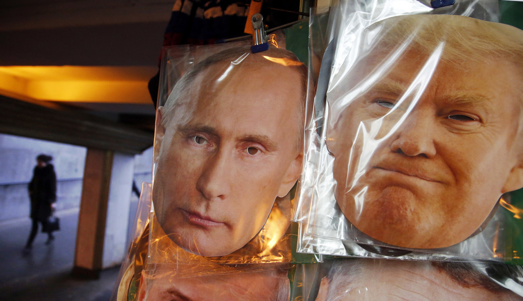 Donald Trump (dr.) nie toute implication de la Russie de Vladimir Poutine (g.) dans son élection.