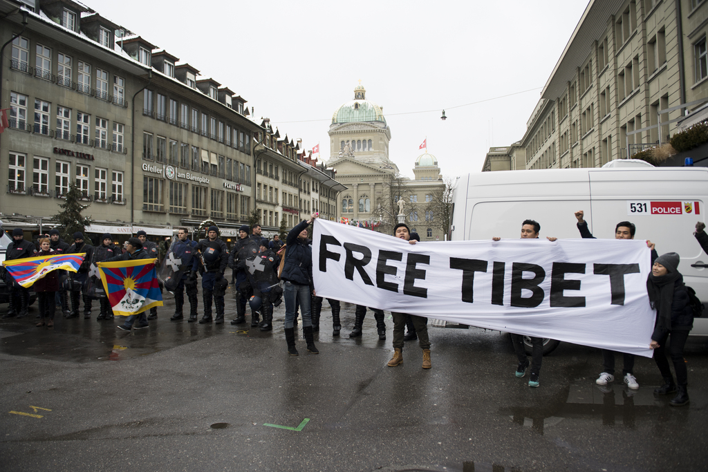 Les manifestants ont notamment demandé au président de la Chine de cesser immédiatement les tortures à l'encontre des opposants tibétains.