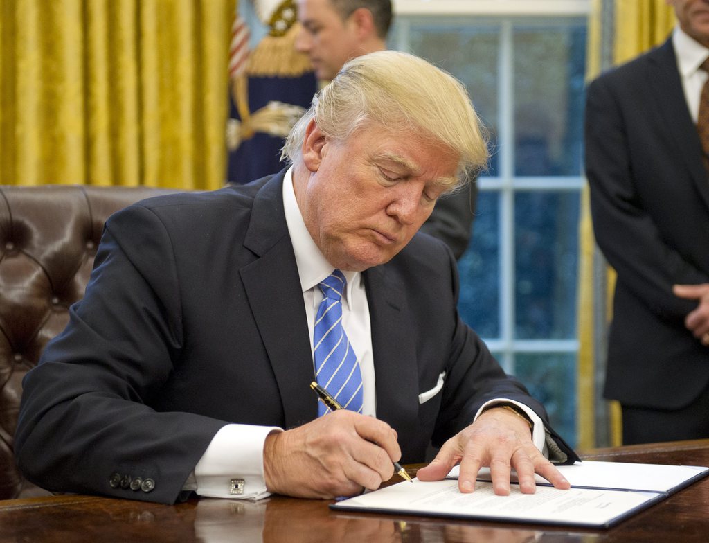 Le président des Etats-Unis Donald Trump a signé lundi l'acte de retrait de son pays du traité de libre-échange transpacifique. 