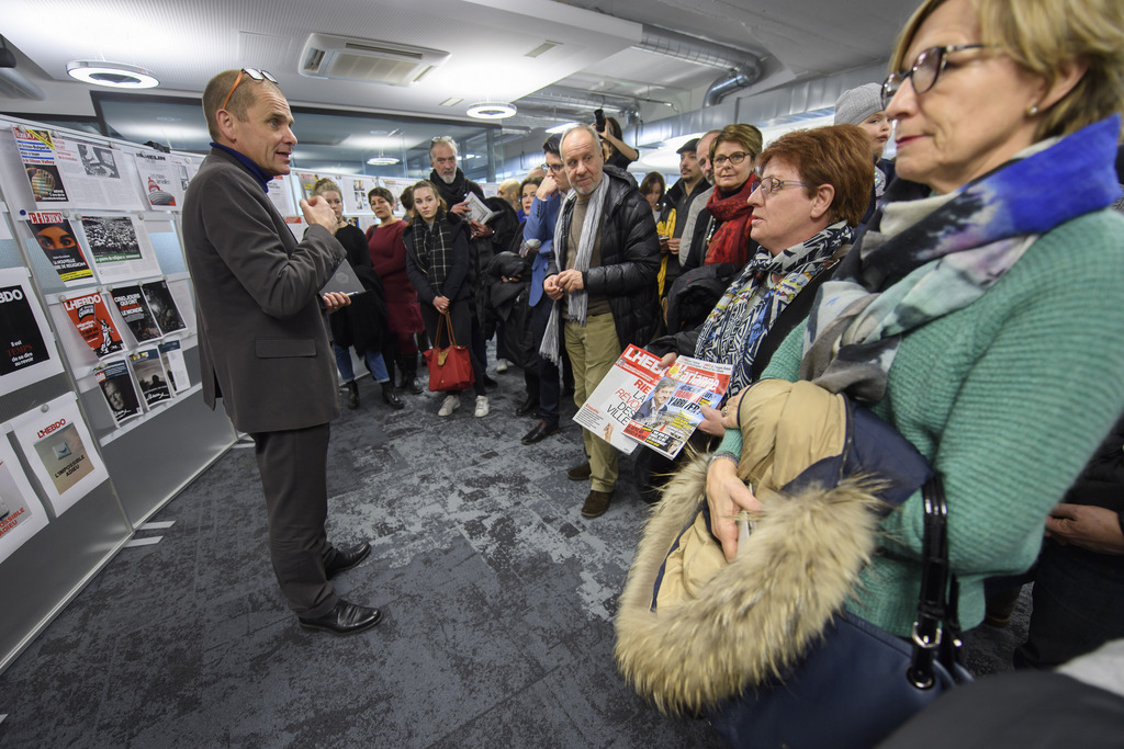 Alain Jeannet, rédacteur en chef de L'Hebdo, s'exprime devant des lecteurs qui étaient invités a l'occasion d'un brunch.