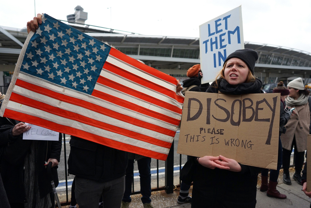Des personnes ont manifesté à l'aéroport JFK de New York contre l'arrestation de deux Irakiens.