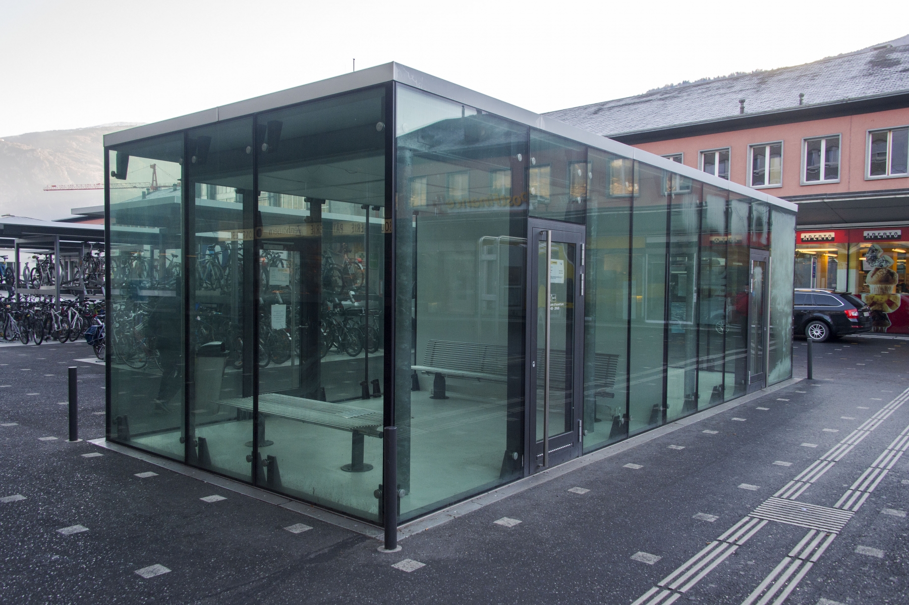 Sion le, 28 déc.2016 : Cube en verre à la gare fermer depuis sa construction.©Sacha Bittel/Le Nouvelliste