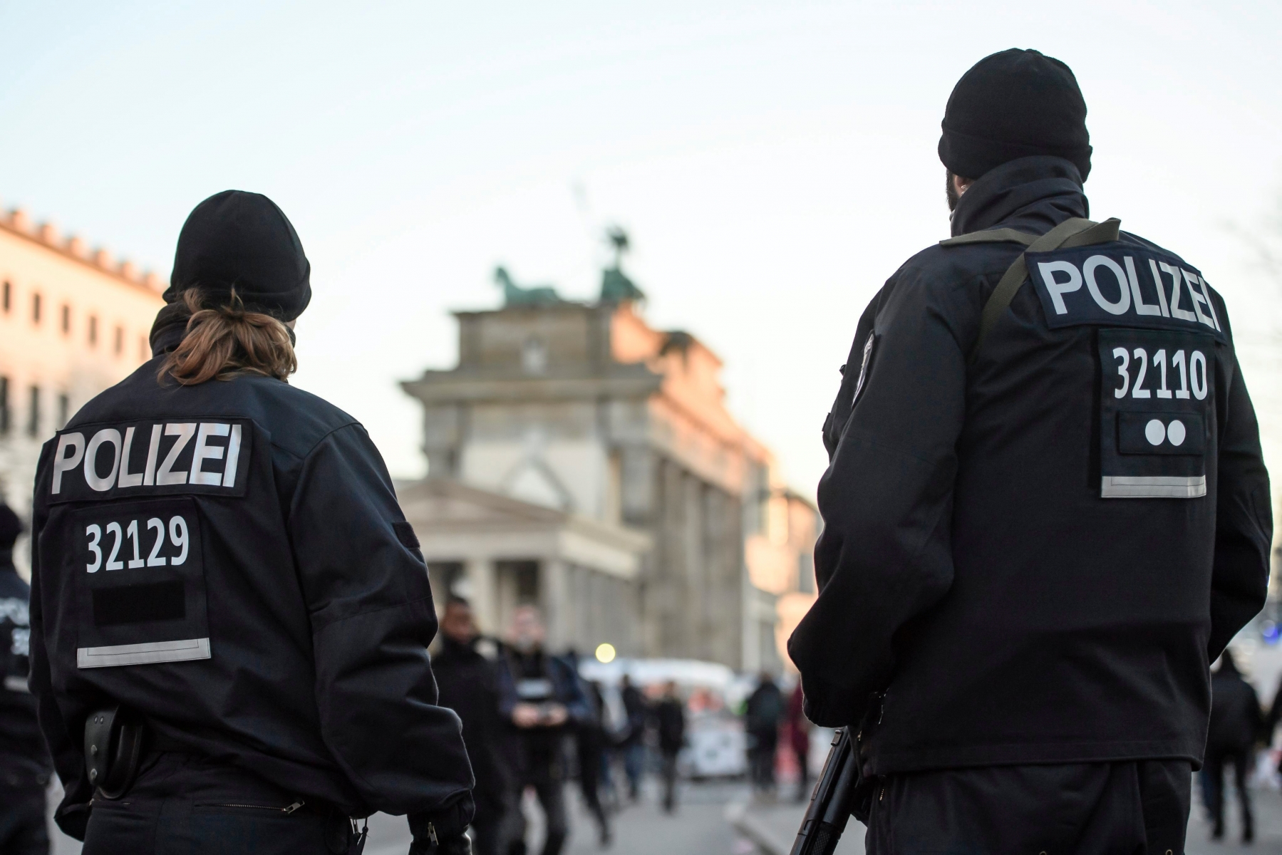 epa05692719 Members of police stand in front of the Brandenburg Gate on the occasion of New Year's Eve celebrations in Berlin, Germany, 31 December 2016.  EPA/CLEMENS BILAN GERMANY NEW YEAR 2017