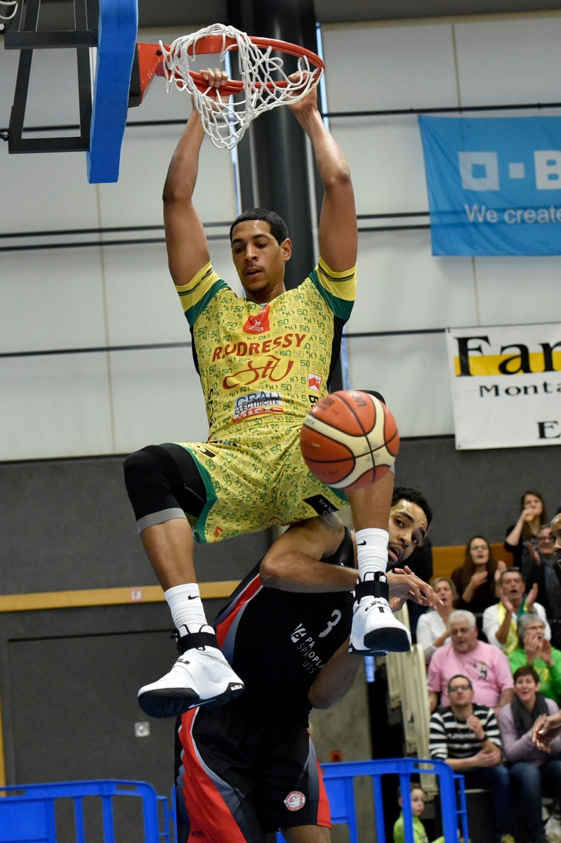 Monthey - 8 janvier 2017 - Match de Basket BBC Monthey contre BBC Winterthur. Jordan Heath du BBC Monthey marque. (Le Nouvelliste/ Héloïse MARET)