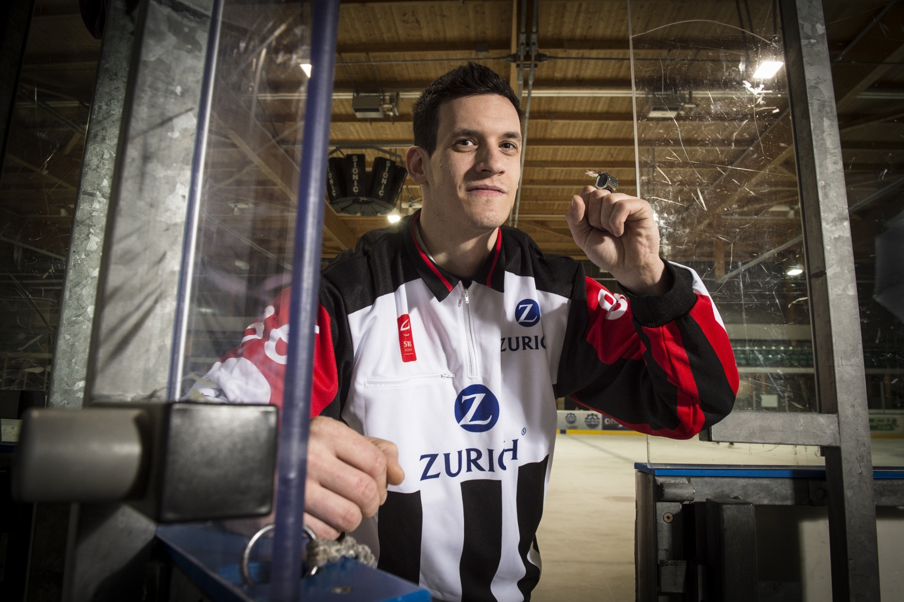 Sion - 17 janvier 2017 - Patinoire de Sion - Michael Tscherrig,arbitre de hockey-sur-glacel. Photo: Sabine Papilloud TSCHERRIG1