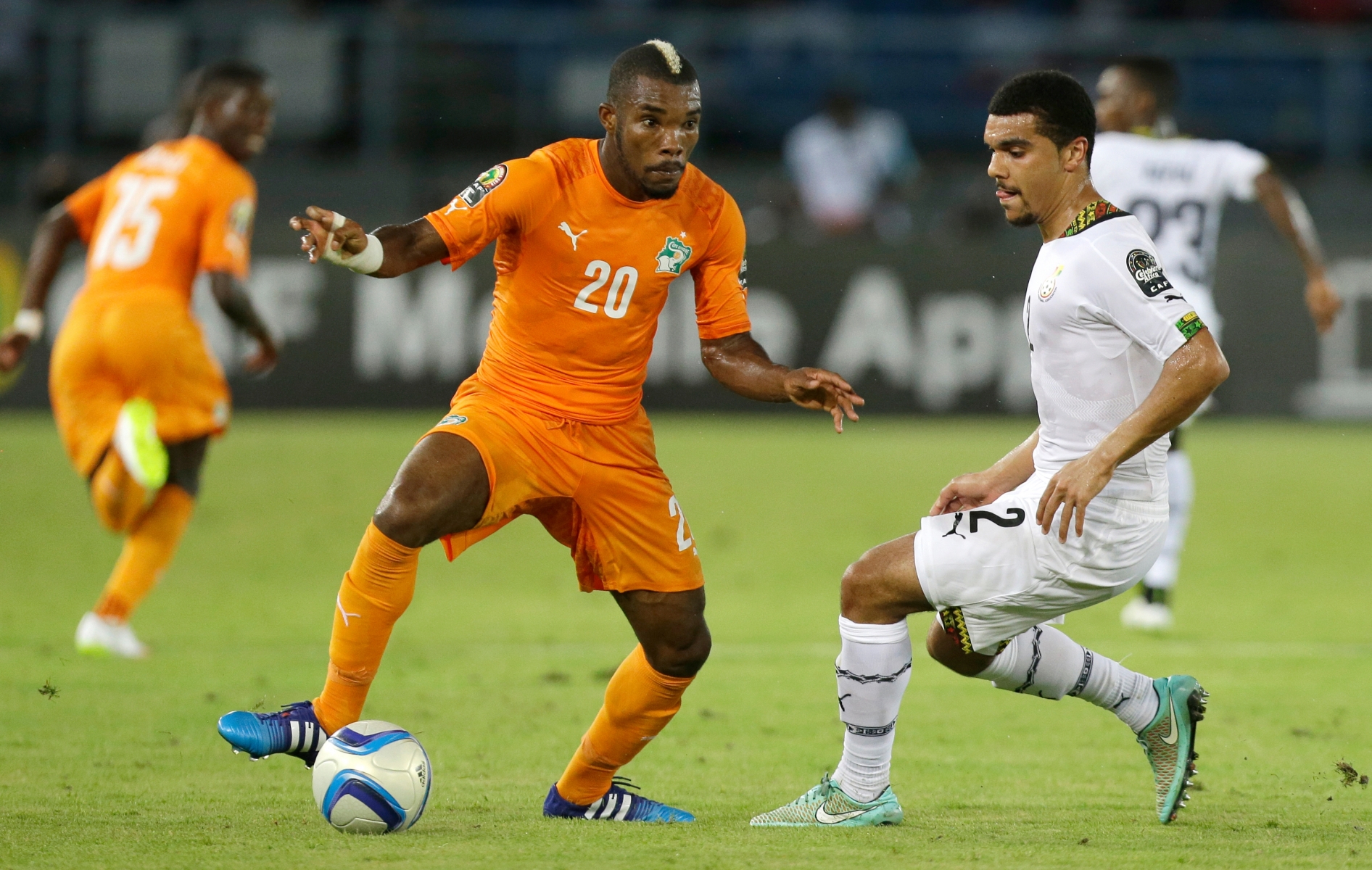 Ivory Coast's Serey Die, left, is tackled by Ghana's Kwesi Appiah during their African Cup of Nations final soccer match in Bata, Equatorial Guinea, Sunday, Feb. 8, 2015. (AP Photo/Sunday Alamba)d FUSSBALL AFRIKA CUP 2015