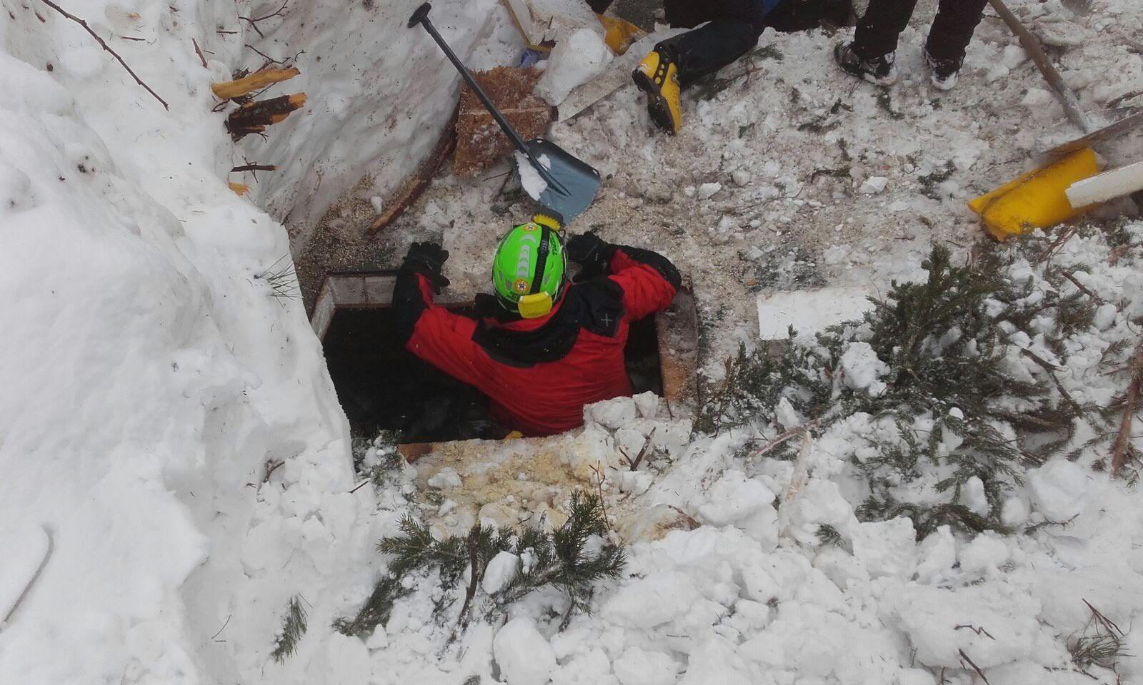epa05740799 A handout photo made available by the Italian Mountain Rescue Service 'Soccorso Alpino' shows Soccorso Alpino volunteers and rescuers at work in the area of the hotel Rigopiano in Farindola, Abruzzo region, Italy, 22 January 2017. Four days after the 18 January huge avalanche that swept away the hotel Rigopiano, search crews are intensifying their round-the-clock operation, fighting against the clock and deteriorating weather conditions including fresh snowfall and freezing temperatures. Five people were killed in the disaster, 11 survived, while 23 are still missing.  EPA/SOCCORSO ALPINO HANDOUT  HANDOUT EDITORIAL USE ONLY/NO SALES ITALY EARTHQUAKE AVALANCHE