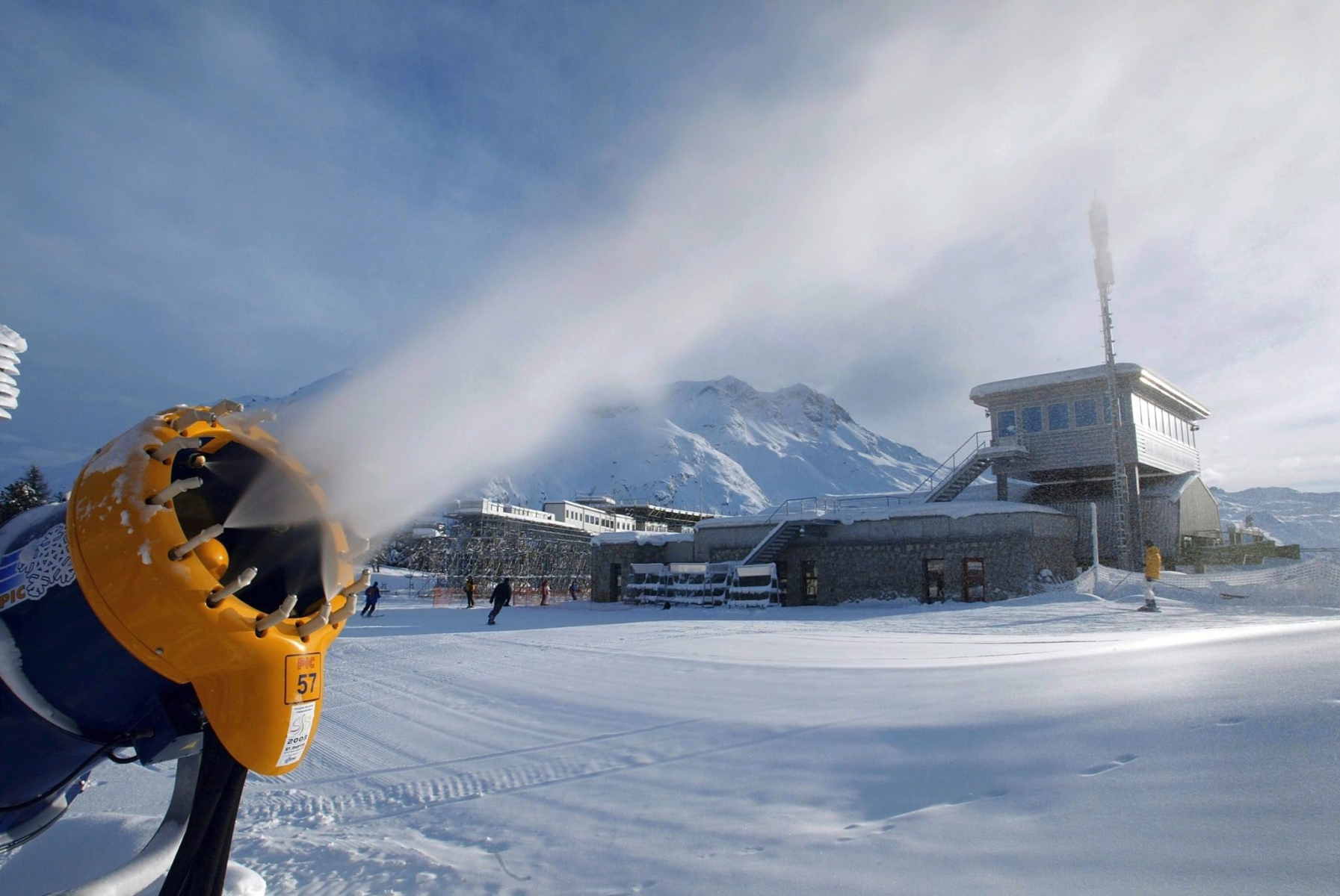 VORSCHAU SKI WM 2003 IN ST. MORITZ - BILD 8 VON 12 BILDERN - Vom 1. -16. Februar finden in St. Moritz die Alpinen Skiweltmeisterschaften 2003 statt. Zu diesem Anlass erhalten Sie eine Auswahl Bilder mit Landschaft und Dorf St. Moritz, Ski-Arena und WM-Vorbereitung. - Schneekanonen im Volleinsatz im WM-Zielgelaende auf Salastrains oberhalb St. Moritz, aufgenommen am Mittwoch, 4. Dezember 2002. Trotz Schneemengen von ueber zwei Meter und damit allerbesten Voraussetzungen fuer die Alpinen Ski-Weltmeisterschaften vom kommenden Februar in St. Moritz wollen die WM-Verandwortlichen nichts dem Zufall ueberlassen.  Die eisigen Temperaturen im Oberengadin bieten ideale Voraussetzungen fuer die zusaetzliche kuenstliche Beschneiung der WM-Pisten auf Corviglia. (KEYSTONE/Arno Balzarini)  VORSCHAU SKI WM 2003 IN ST. MORITZ (8/12)