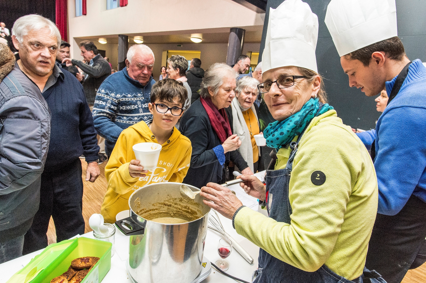 Martigny, le 28.01.2017. Le Festival des Soupes de Martigny a eu lieu ce jour a la Salle Communale. Ambiance et public present pour une manifestation sympatique et gustative. Paulette LESAGE participe au concours depuis la premiere edition.  (Le Nouvelliste/Christian HOFMANN) Festival des Soupes de Martigny