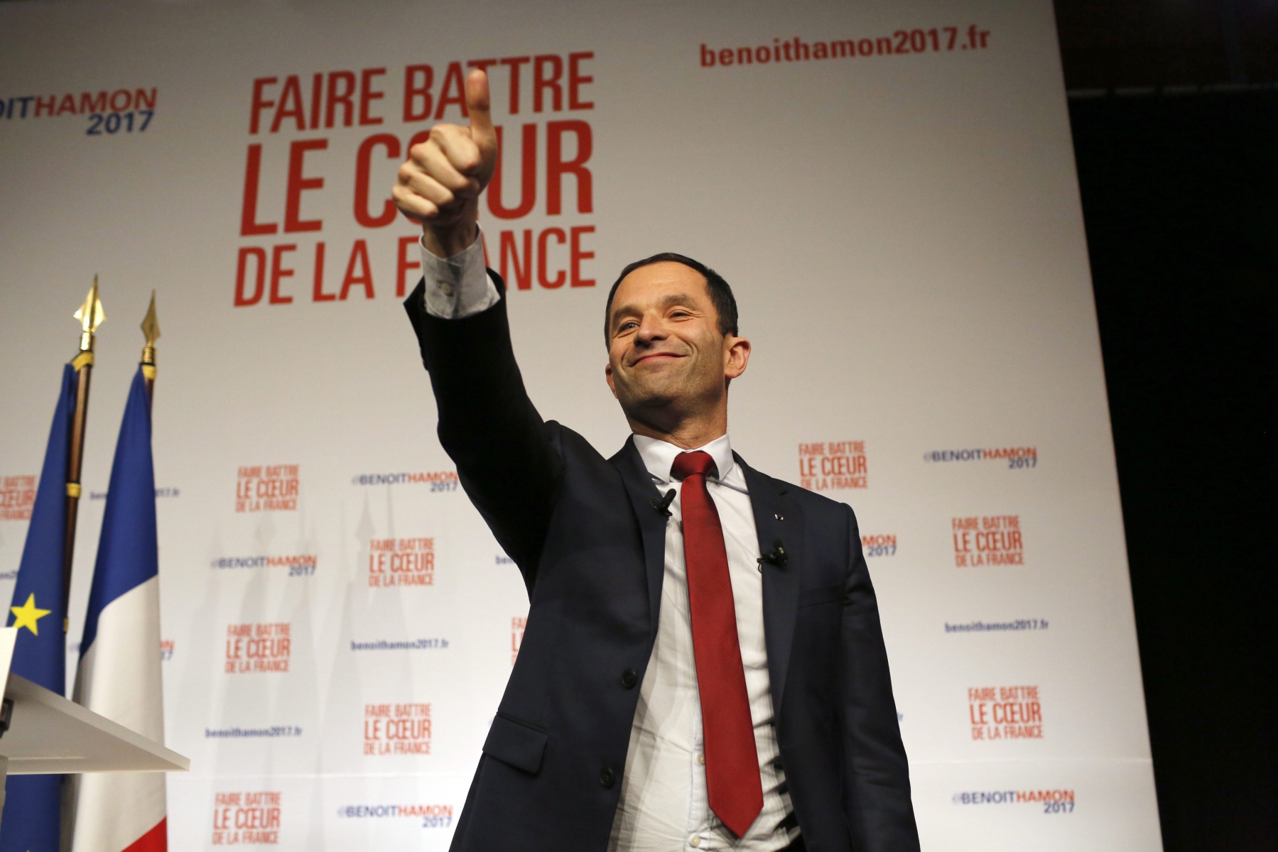 epa05755244 French former education minister Benoit Hamon waves during his meeting before the second round of the left-wing party primaries in Lille, France, 27 January 2017. Former education minister Benoit Hamon will take on former prime minister Manuel Valls in a left-wing parties primaries run-off vote on 29 January 2017.  EPA/THIBAULT VANDERMERSCH FRANCE ELECTIONS LEFT WING PRIMARIES