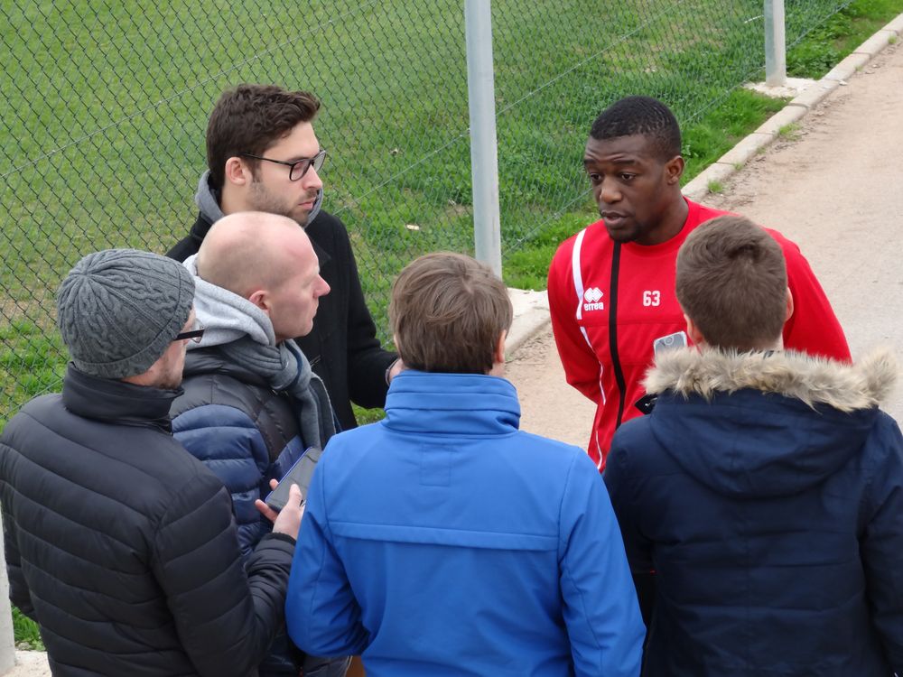 Geoffrey Bia répond aux questions des journalistes belges qui suivent le stage d'Anderlecht sur le terrain voisin de celui occupé par le FC Sion à La Manga.
