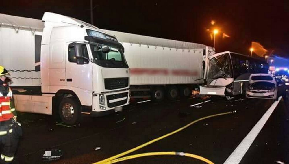 L'A13 est coupée. Une centaine de pompiers sont sur place.