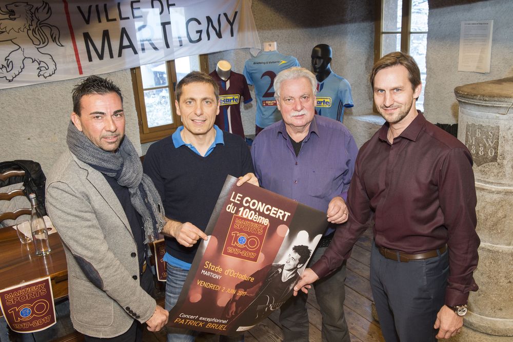 Massimo Domenicangelo, Francesco Bortone, Polo Saudan et Johann Lonfat, les deux comités, du 100e et du FC Martigny, présentent l'affiche des festivités.