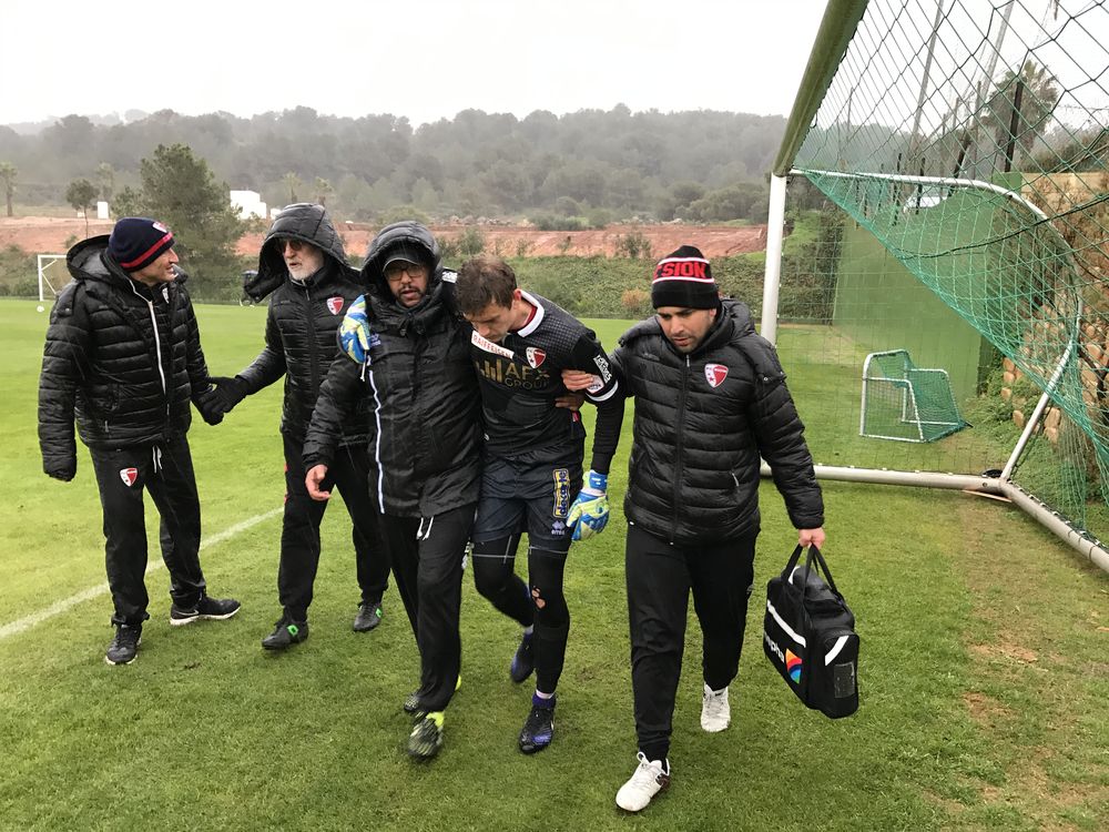 Touché au genou gauche, Anton Mitryuskin quitte le terrain de La Manga soutenu par les membres de l'encadrement médical du FC Sion. 