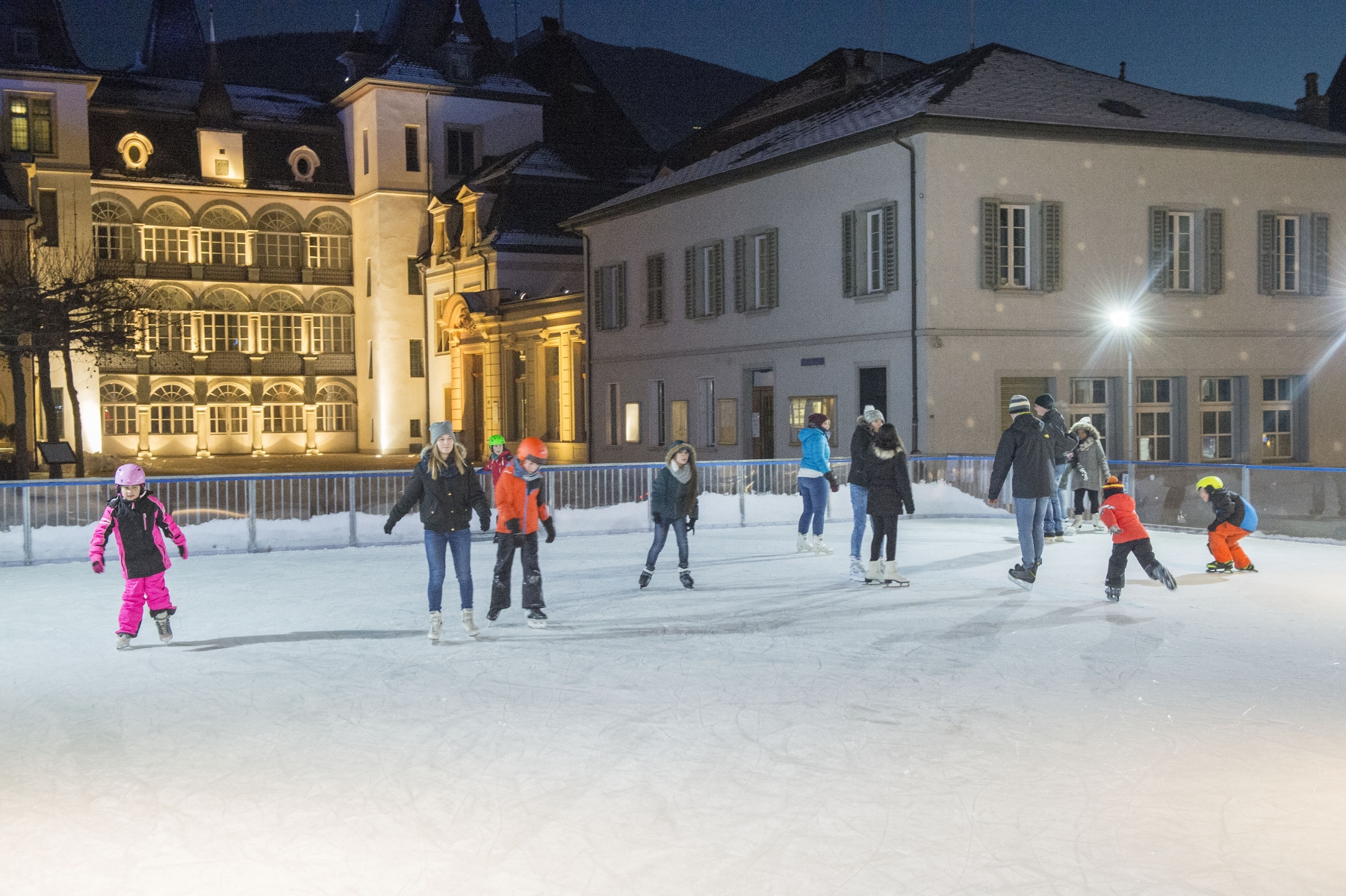 Des animations ont lieu tous les vendredis soir sur la patinoire de la Ville de Sierre sur la place de l'Hôtel de Ville. 