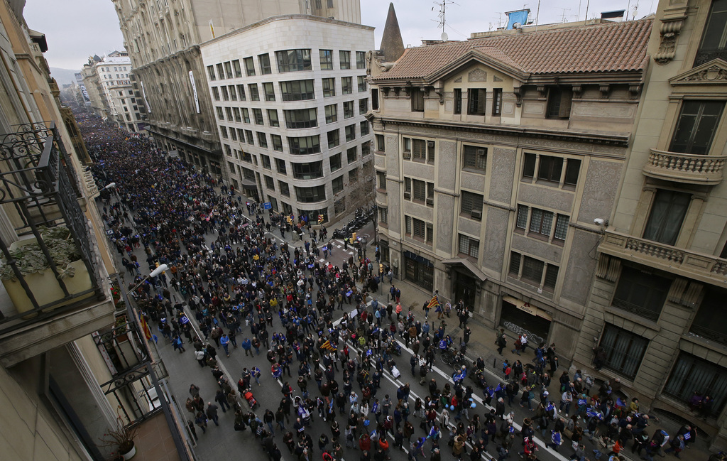 Près de 160 000 personnes ont défilé dans les rue de la ville de Barcelone pour inciter le gouvernement espagnol à accueillir des milliers de migrants. 

