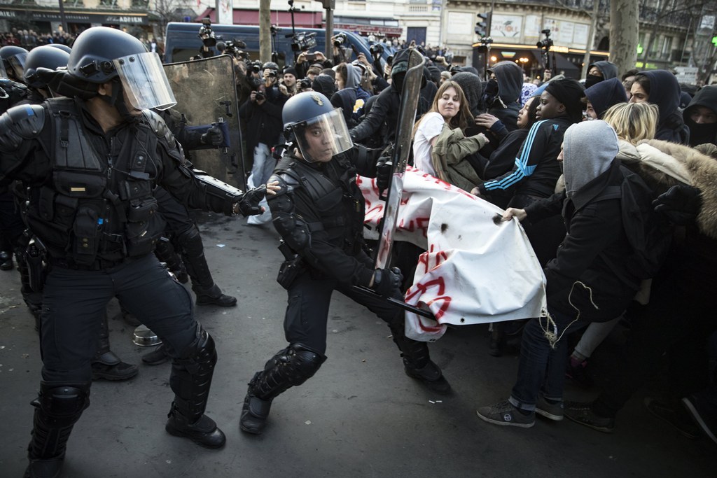 Les manifestants dénonçaient les violences policières, après l'affaire Théo. Ils dénoncent "un problème structurel de violences policières que la France doit avoir la maturité de traiter". 
