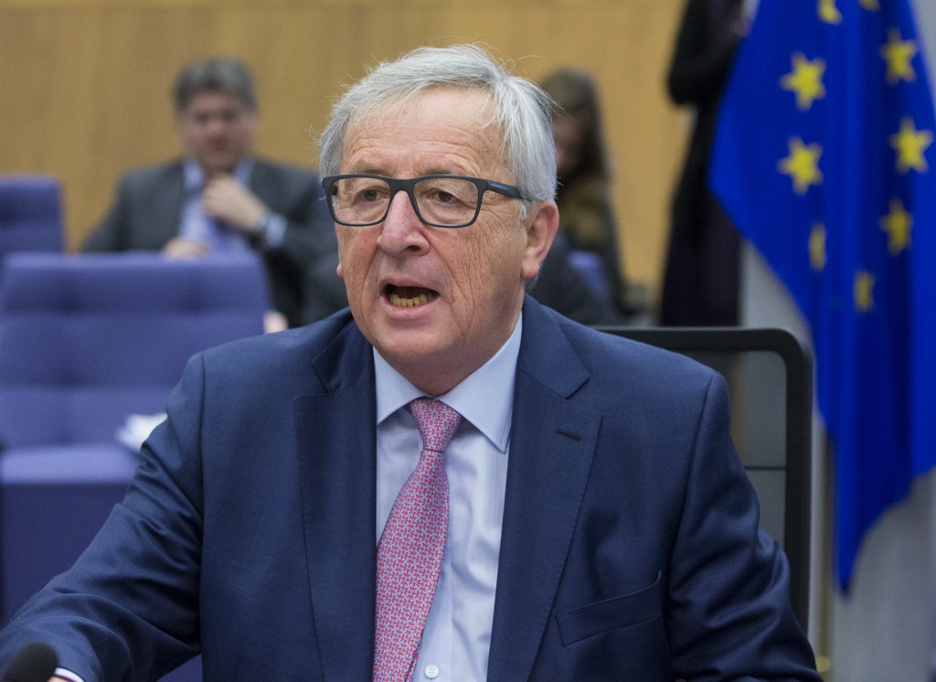 Jean-Claude Juncker pense que les États qui veulent avancer plus rapidement devraient pouvoir le faire sans gêner les autres, en mettant en place une construction plus structurée. 