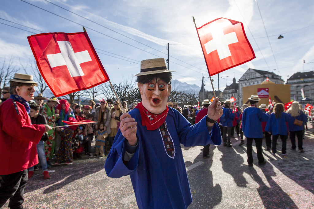 Tôt le matin déjà, 16'000 fêtards (14'000 en 2016) se sont réunis dans la cité de Suisse centrale pour le "big bang", qui lance, sur le coup de 05h00, le deuxième plus important carnaval du pays après celui de Bâle.