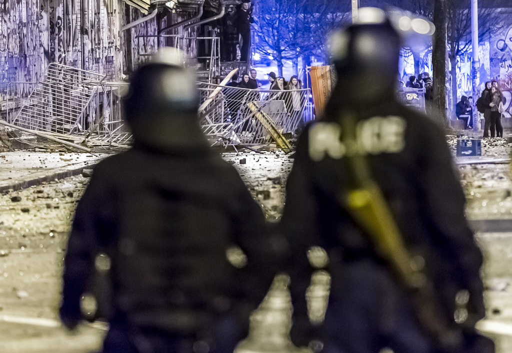 Au moins onze personnes ont été blessées lors des heurts de cette fin de semaine, dont dix policiers.