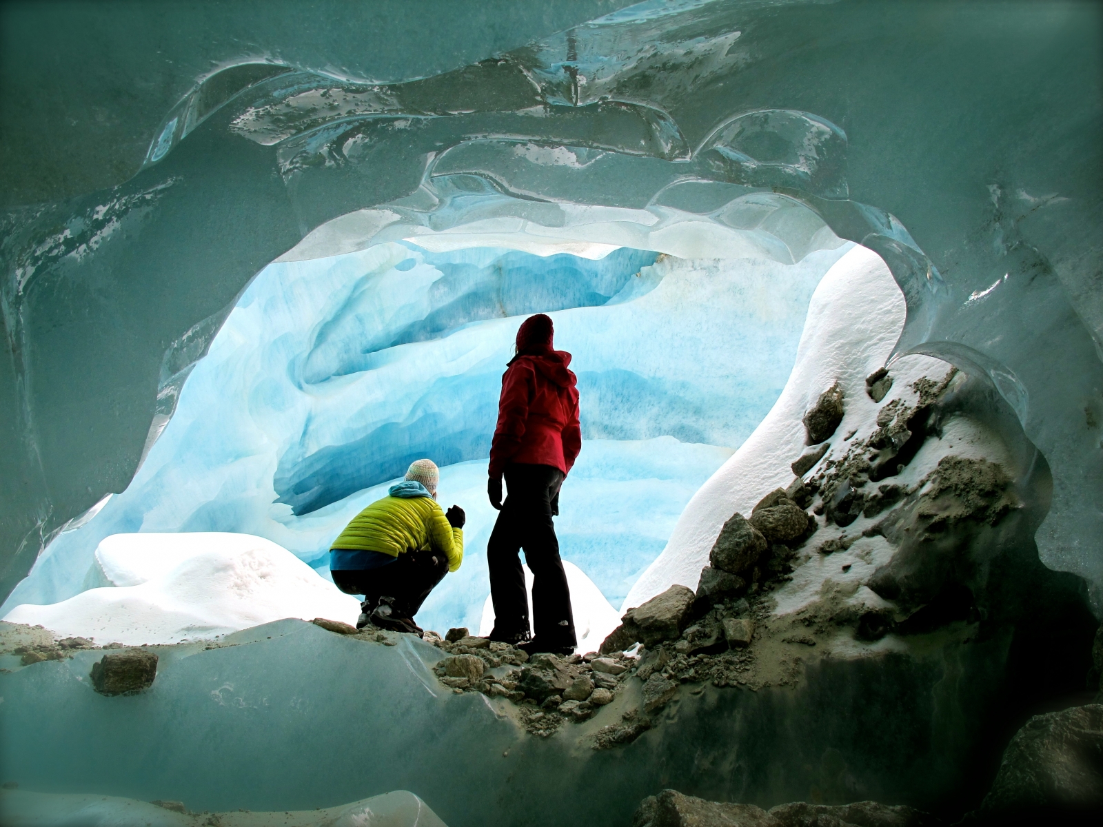La langue glaciaire réserve de belles surprises, comme le passage cette petite voûte débouchant sur un amphithéâtre de glace.



Le Nouvelliste